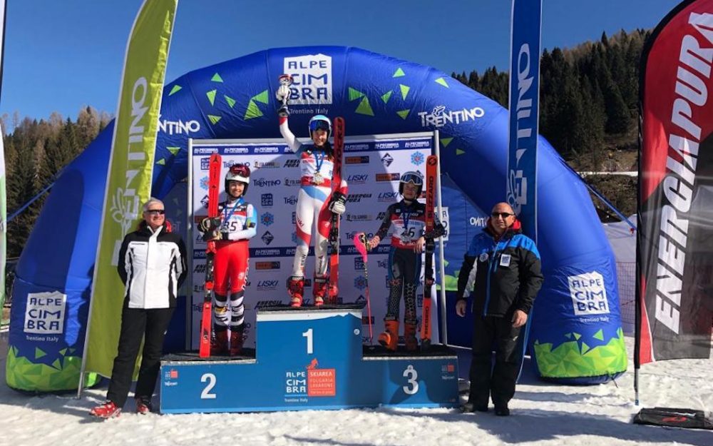 Zwei Podestplätze für Laura Huber Laura Huber (links) musste sich im Riesenslalom nur Luana Bösch (Mitte) geschlagen geben. – Foto: zvg