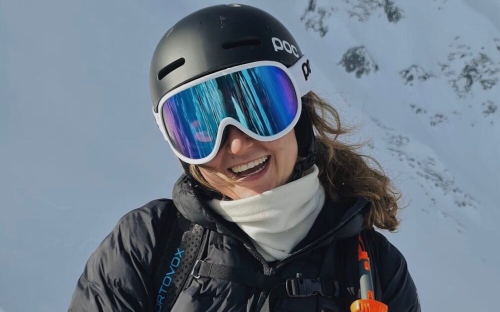 Alessia Bösch lacht wieder unter dem Helm hervor – sie kehrt in den Leistungssport zurück. – Foto: zvg