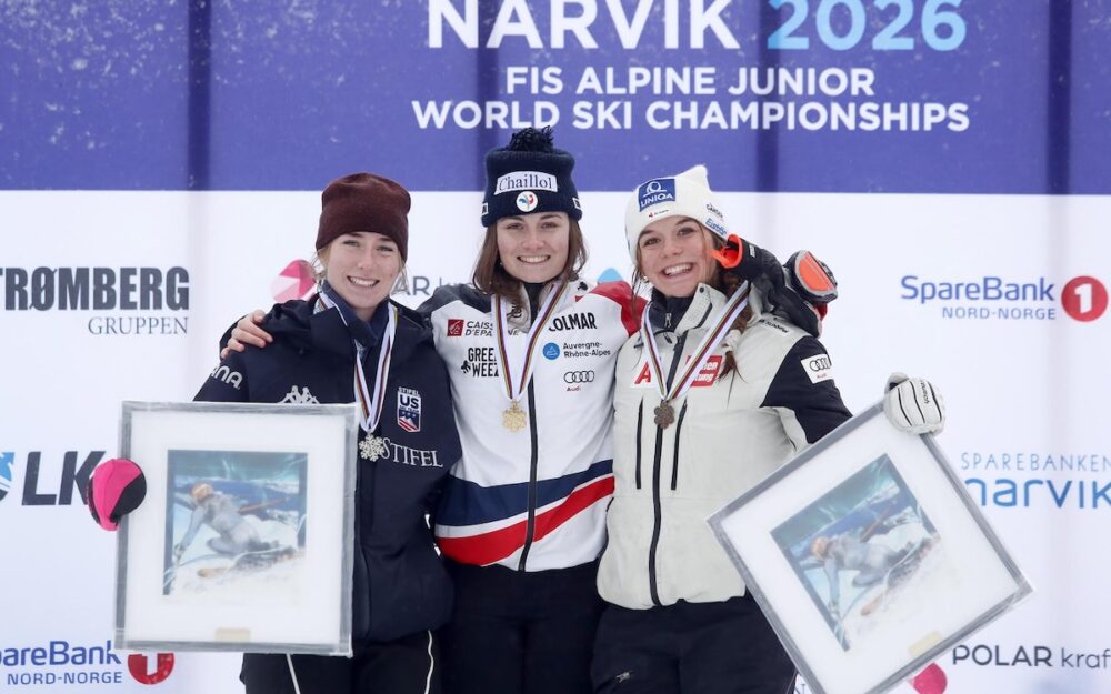 Logan Grosdidier, Emy Charbonnier und Pia Hauzenberger gewinnen den ersten Medaillensatz bei den Junioren-Weltmeisterschaften. – Foto: JWSC 2026 Narvik
