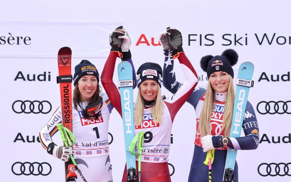 Freude beim Podest-Trio mit Kira Weidle-Winkelmann, Cornelia Hütter und Lindsey Vonn (v.l.). – Foto: GEPA pictures