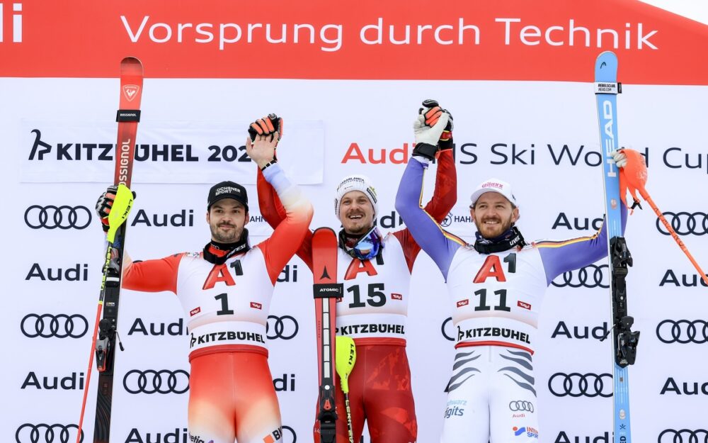Loic Meillard, Manuel Feller und Linus Strasser auf dem Podest in Kitzbühel. – Foto: GEPA pictures