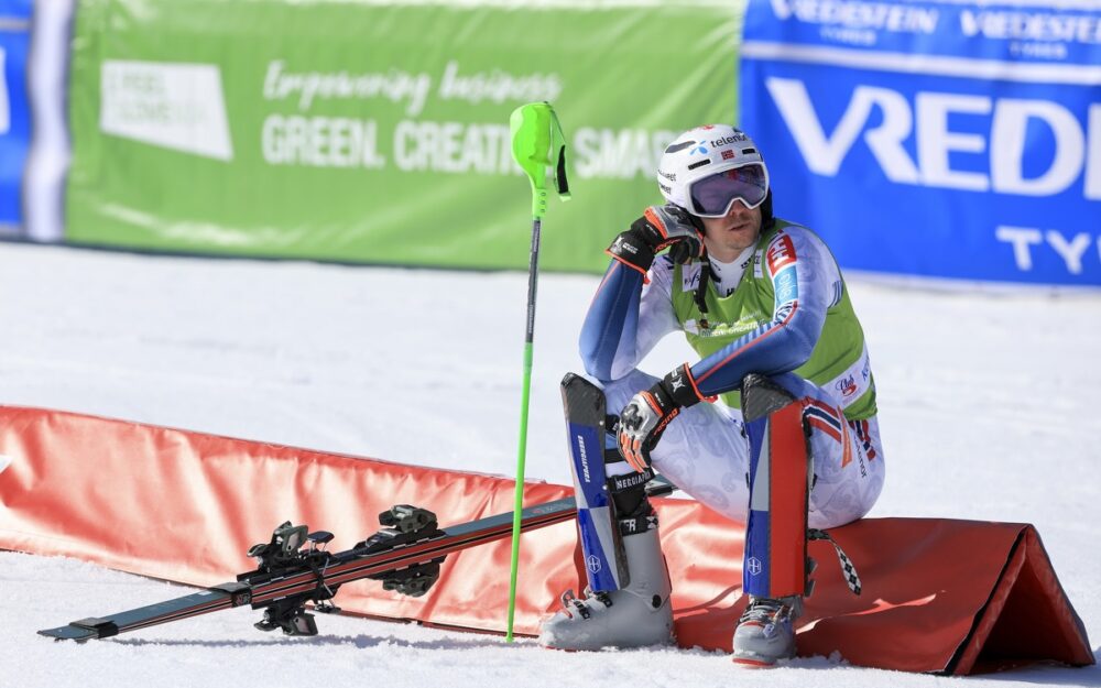 Das Warten hat ein Ende: Henrik Kristoffersen darf endlich das Logo seinen persönlichen Sponsors auf dem Helm platzieren.  – Foto: GEPA pictures