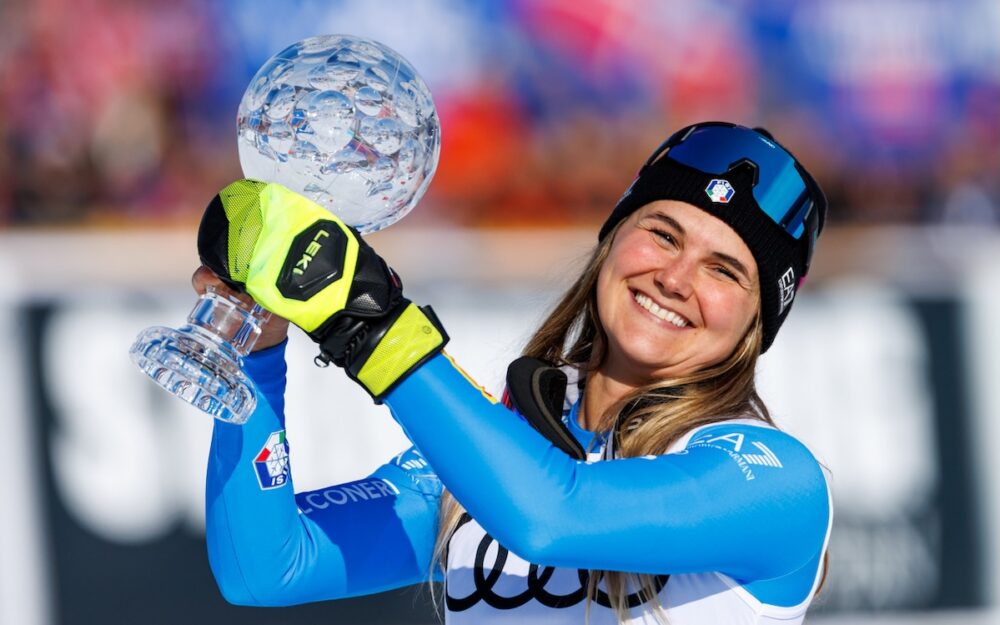 Laura Pirovanos Freude nach dem Gewinn der Kristallkugel. – Foto: GEPA pictures