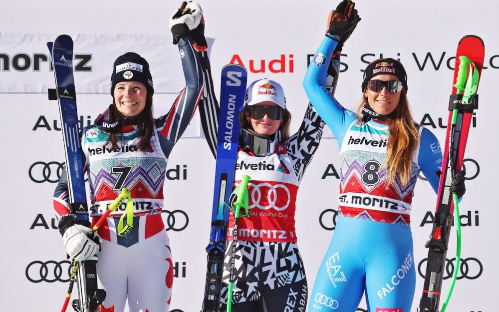 Alice Robinson (Mitte) flankiert von Romane Miradoli (links) und Sofia Goggia. – Foto: GEPA pictures