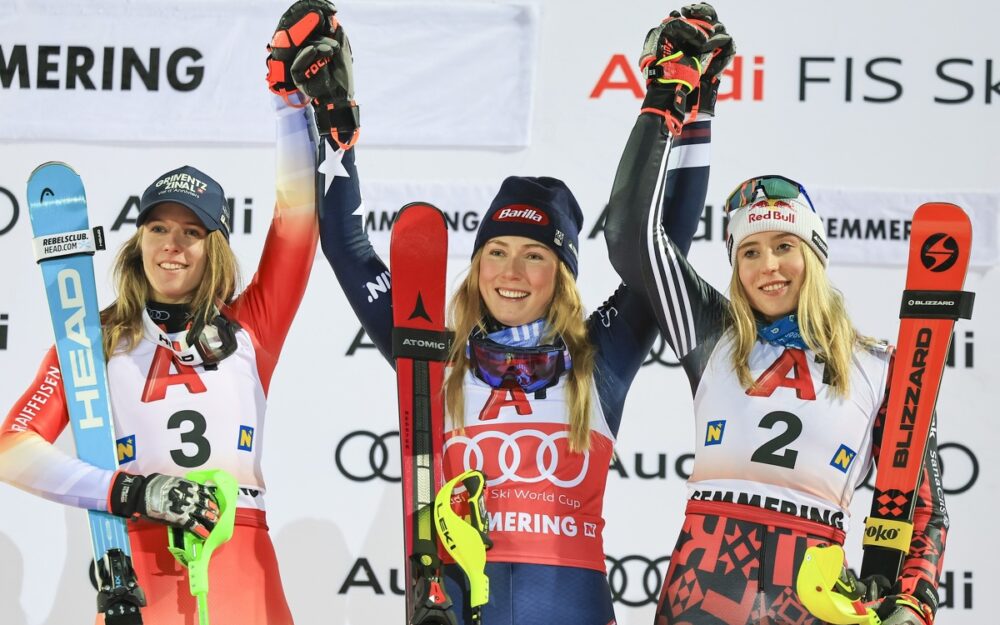 Camille Rast, Mikaela Shiffrin und Lara Colturi beim letzten Siegerinnen-Foto des Weltcup-Jahres 2025. – Foto: GEPA picture