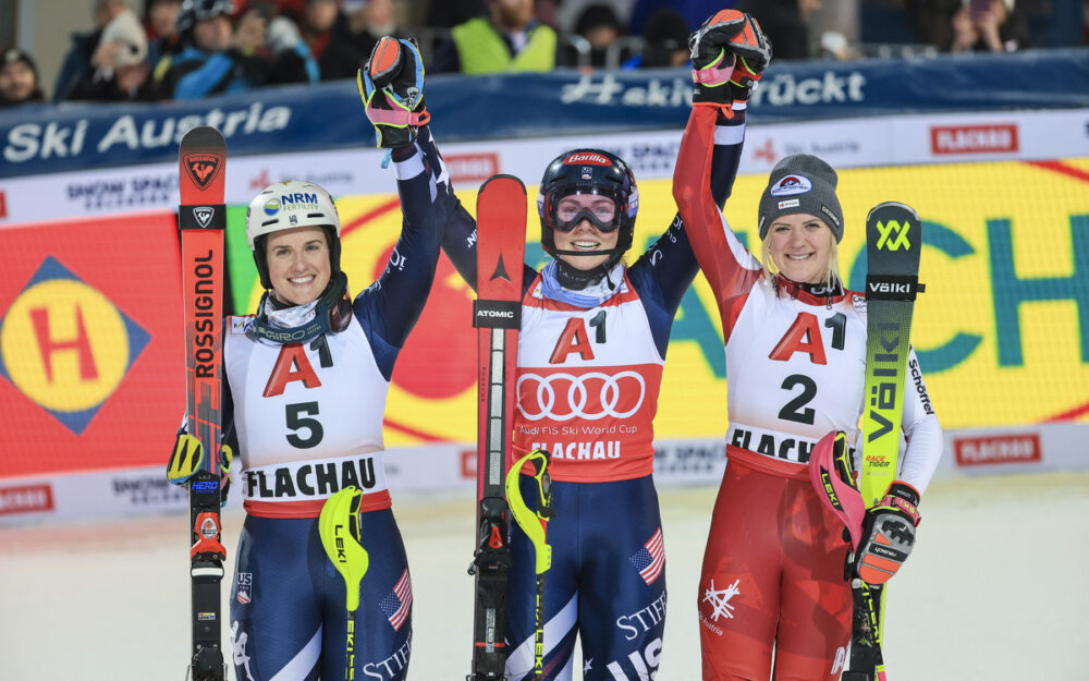 Paula Moltzan, Mikaela Shiffrin und Katharina Truppe bilden das Top-Trio beim Slalom in der Flachau. – Foto: GEPA pictures