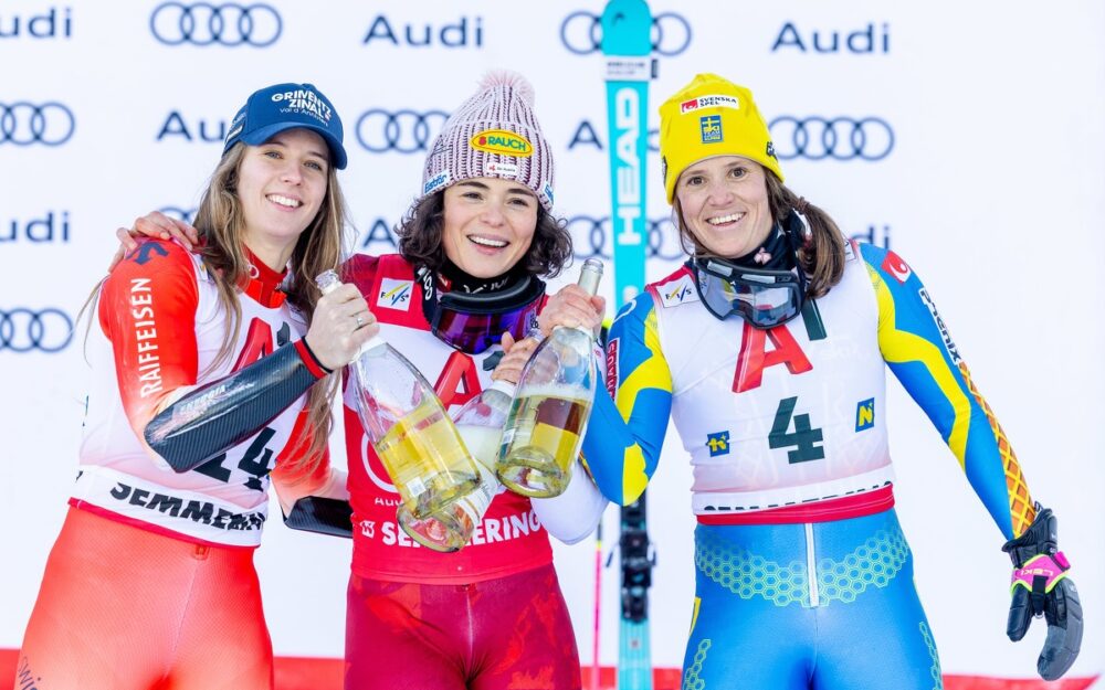 Ein Prosit auf die heutige Leistung und das neue Jahr: Camille Rast, Julia Scheib und Sara Hector (v.l.) bilden das Podest am Semmering. – Foto: GEPA pictures