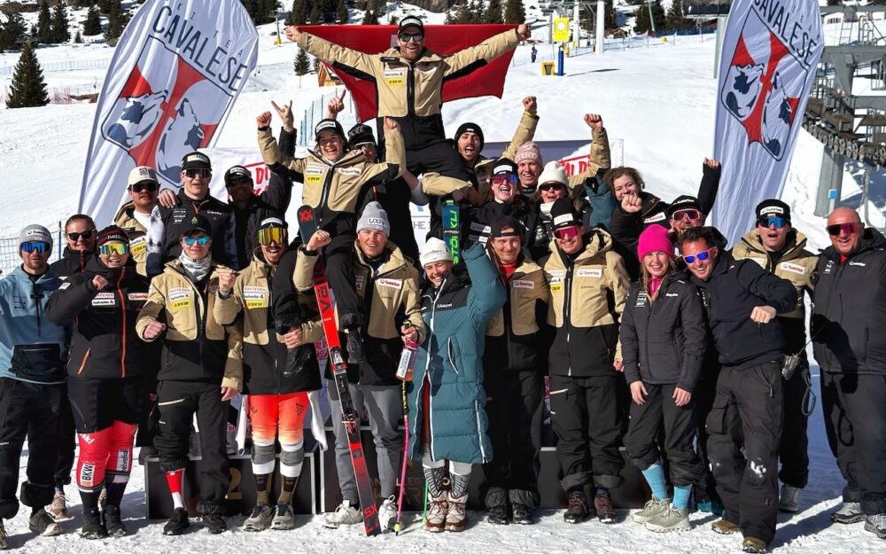 Das Schweizer Skicross-Team in Feierlaune. – Foto: zvg / Swiss Skicross Team