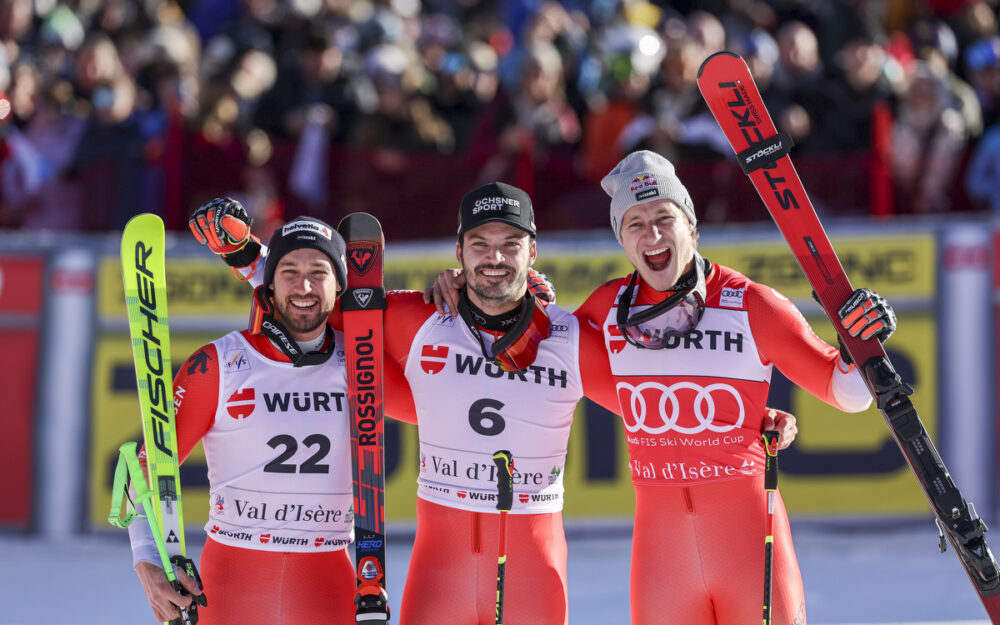 Luca Aerni, Loic Meillard und Marco Odermatt auf dem Podest des Weltcup-Riesenslaloms von Val d'Isère. – Foto: GEPA pictures