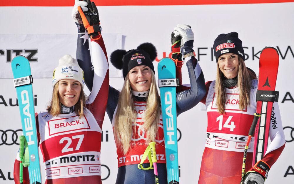 Lindsey Vonn wird bei der Ehrung zu ihrem 44. Weltcupsieg in der Abfahrt von Magdalena Egger (links) und Mirjam Puchner "eingerahmt". – Foto: GEPA pictures