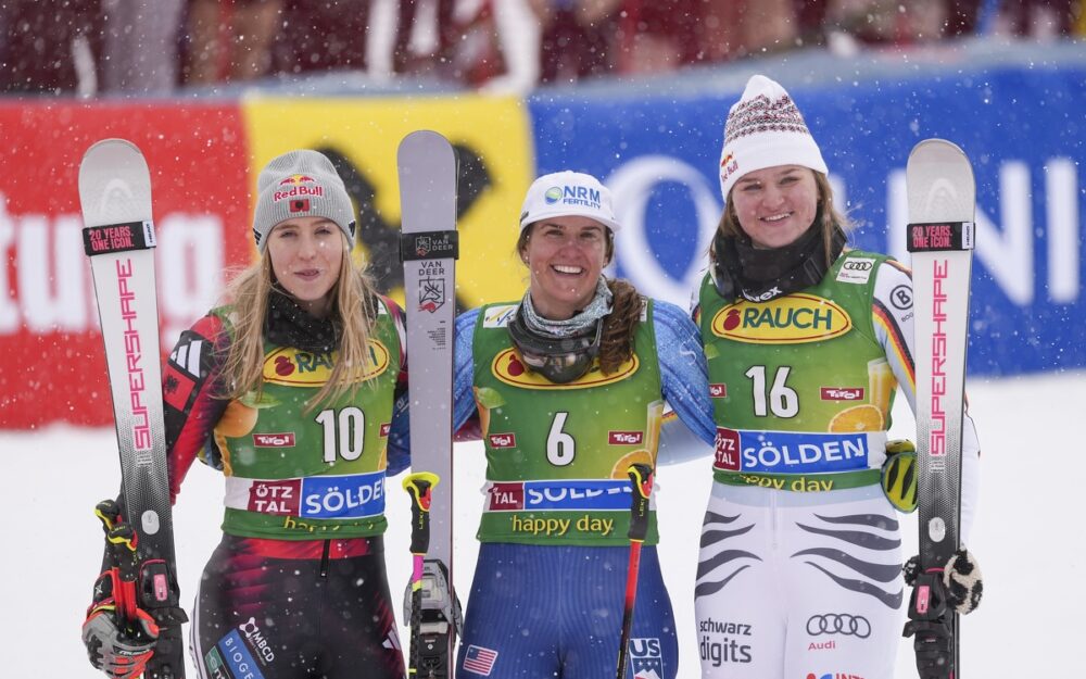 Lara Colturi, Paula Moltzan und Emma Aicher (v.l.) bilden das erste Weltcup-Podest 2026/27. – Foto: GEPA pictures