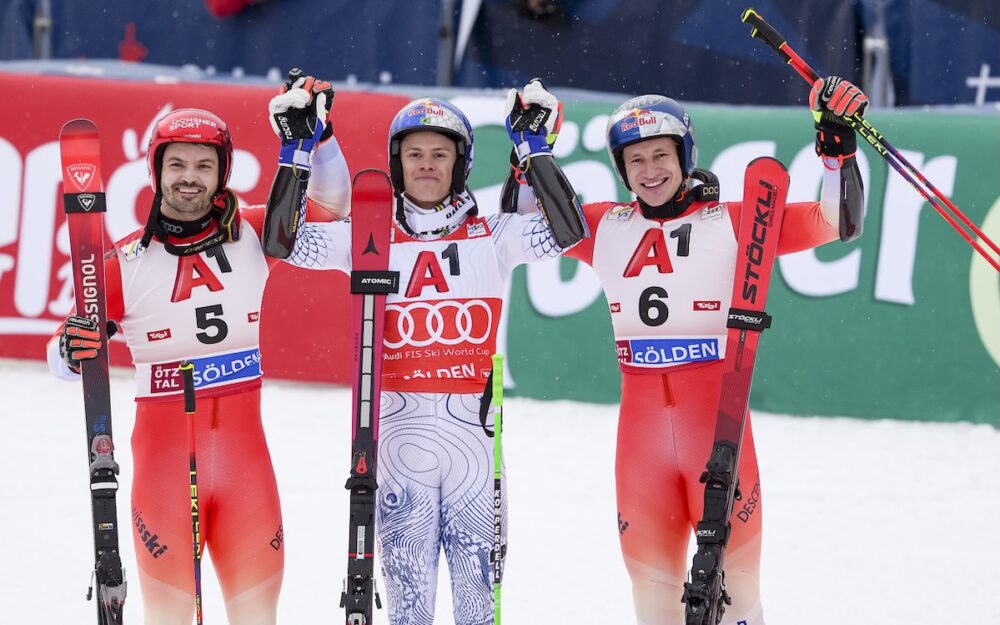 Fast wie nach dem Olympia-Riesenslalom: Lucas Pinheiro Braathen (Mitte) gewinnt in Sölden vor Loic Meillard (bei Olympia 3.) und Marco Odermatt (bei Olympia 2.). – Foto: GEPA pictures