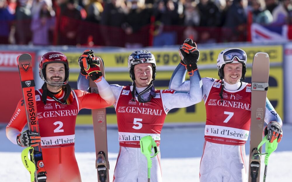 Loic Meillard, Timon Haugan und Henrik Kristoffersen – die Top-3 des Slaloms von Val d'Isère. – Foto: GEPA pictures