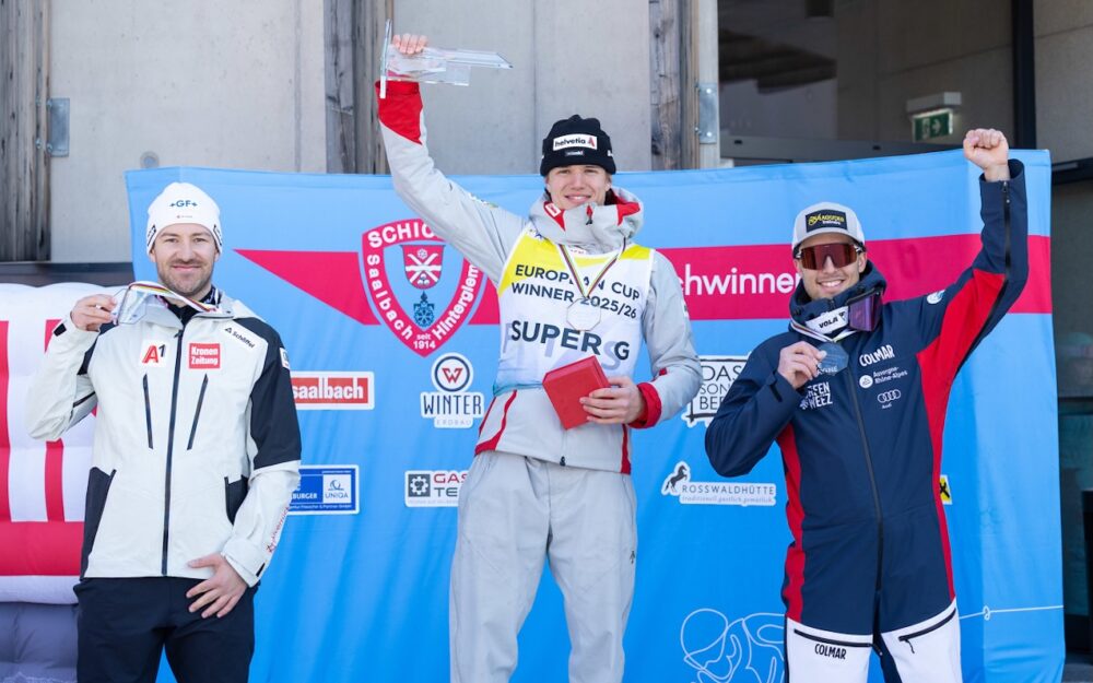 Lenz Hächler (Mitte) lässt sich für den Sieg in der Super-G-Wertung feiern. – Foto: GEPA pictures
