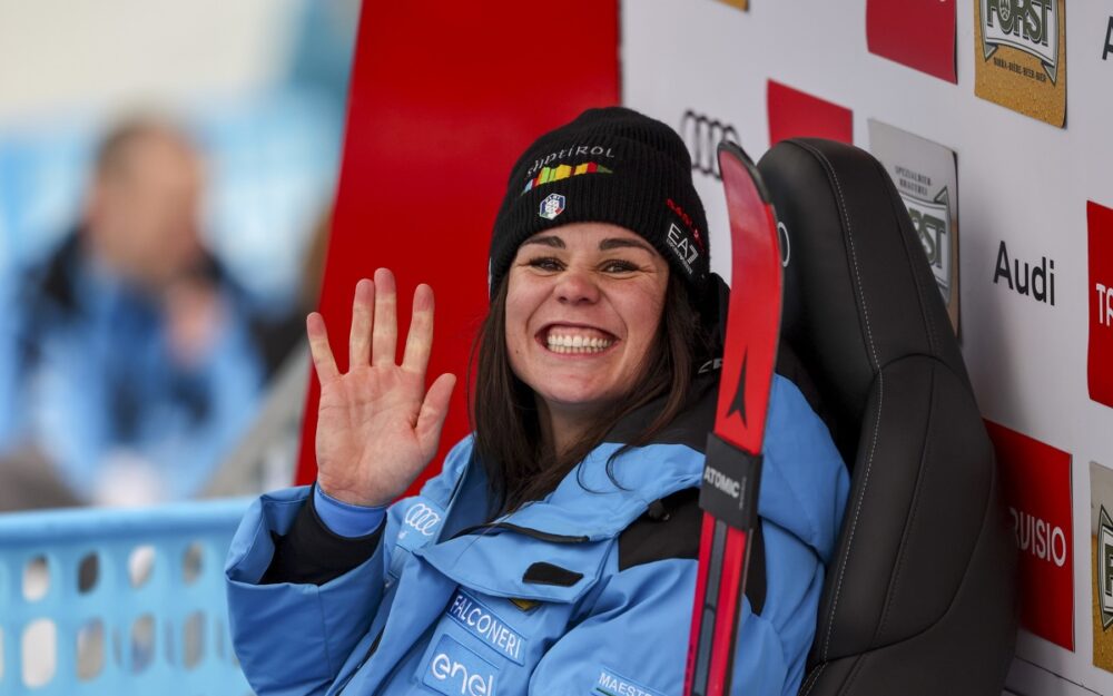 Die bestens gelaunte Nicol Delago winkt vom Leaderinnen-Sessel. – Foto: GEPA pictures