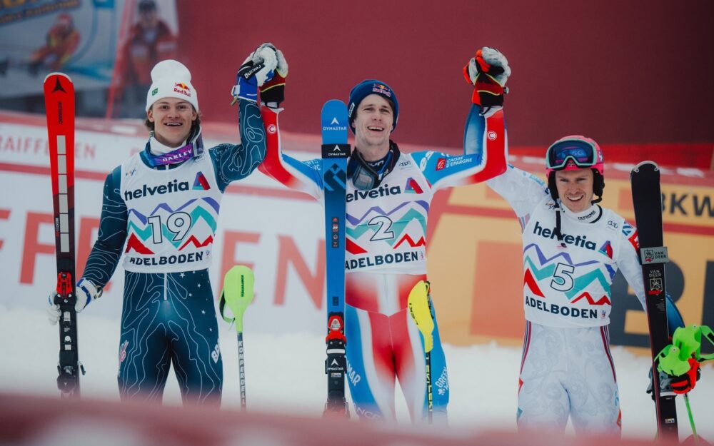 Erster Adelboden-Sieg für Clement Noel Lucas Pinheiro Braathen, Clement Noel und Henrik Kristoffersen bilden das Podest nach dem Adelboden-Slalom. – Foto: GEPA pictures