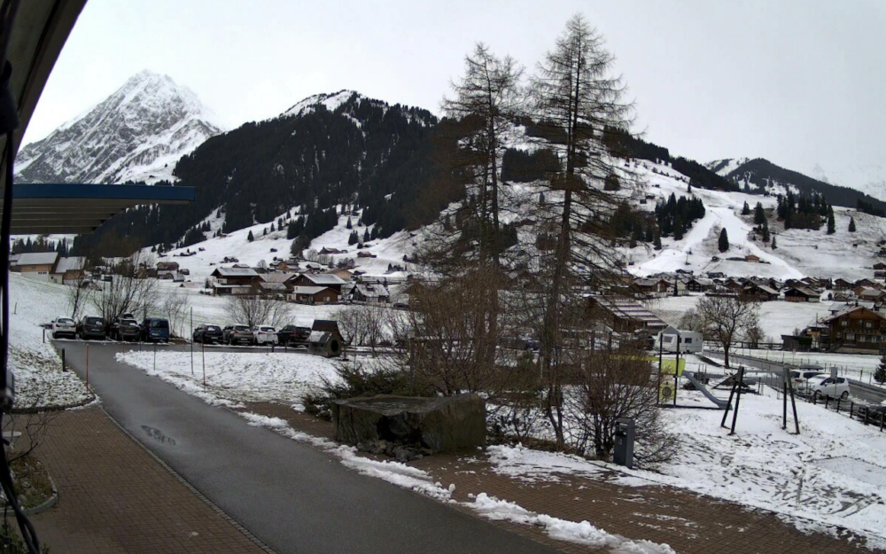 Blick vom Hotel Alpina Richtung Zielhang in Adelboden. – Foto: Screenshot Webcam/skiresort.ch