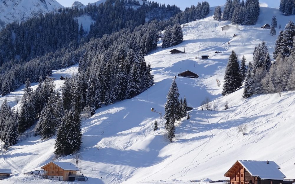 Winterliches Bild aus Adelboden. Die Vorbereitungen auf das Skifest im Januar laufen. – Foto: zvg