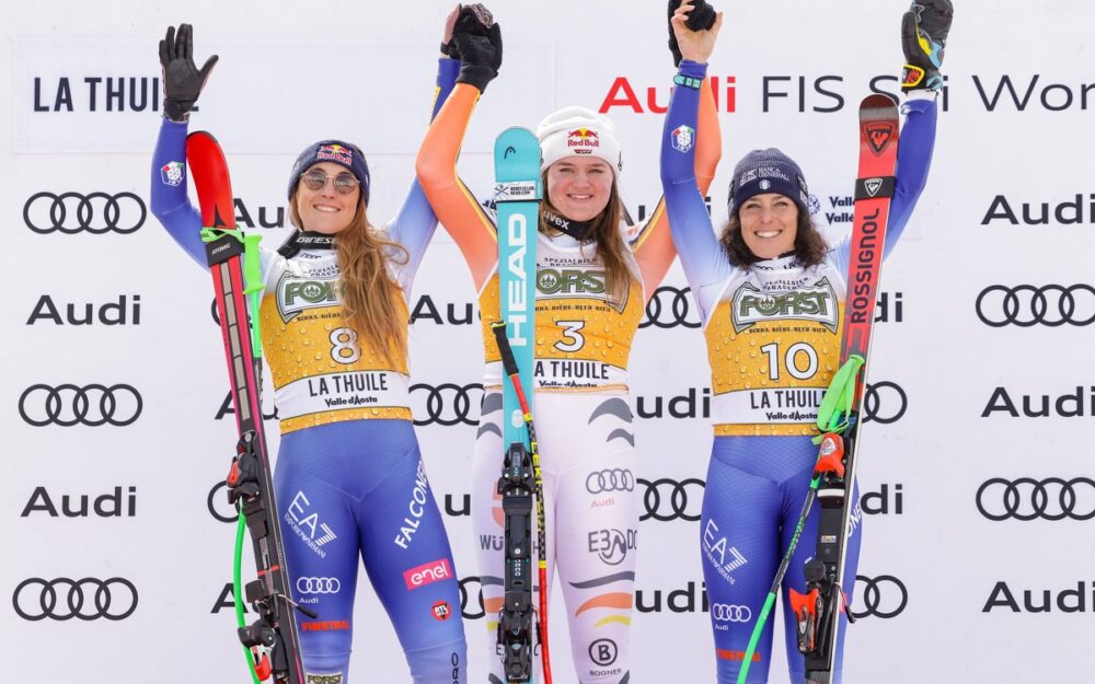 Emma Aicher (Mitte) gewinnt vor Sofia Goggia (links) und Federica Brignone. – Foto: GEPA pictures