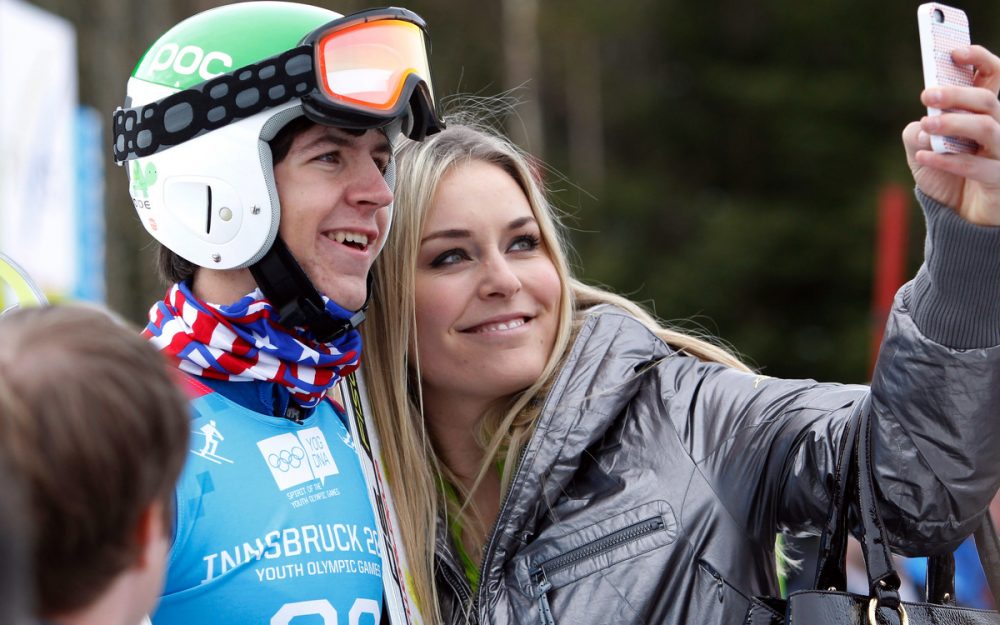Besonderes Treffen an den Olympischen Jugend-Winterspielen 2012 in Innsbruck: Alex Leever beim Selfie-Machen mit Lindsey Vonn. – Foto: GEPA pictures
