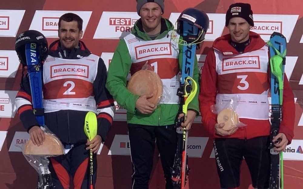 Sieger Alexis Monney (Mitte) flankiert von Louis Tuaire (links) und Marco Kohler. – Foto: zvg/Swiss Ski