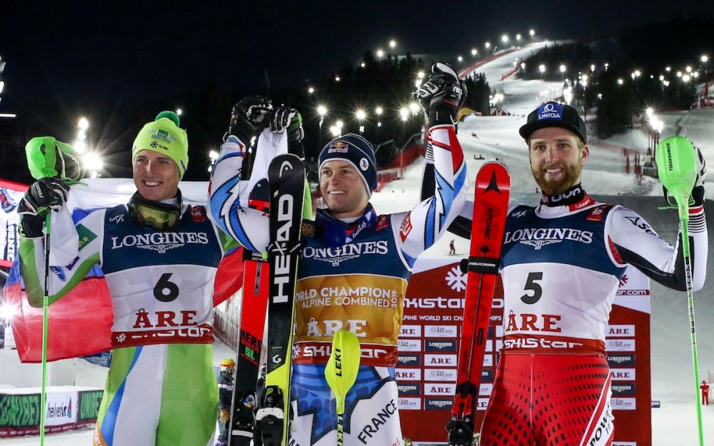 Stefan Hadalin, Alexis Pinturault und Marco Schwarz freuen sich über den Gewinn von WM-Medaillen.. – Foto: GEPA pictures
