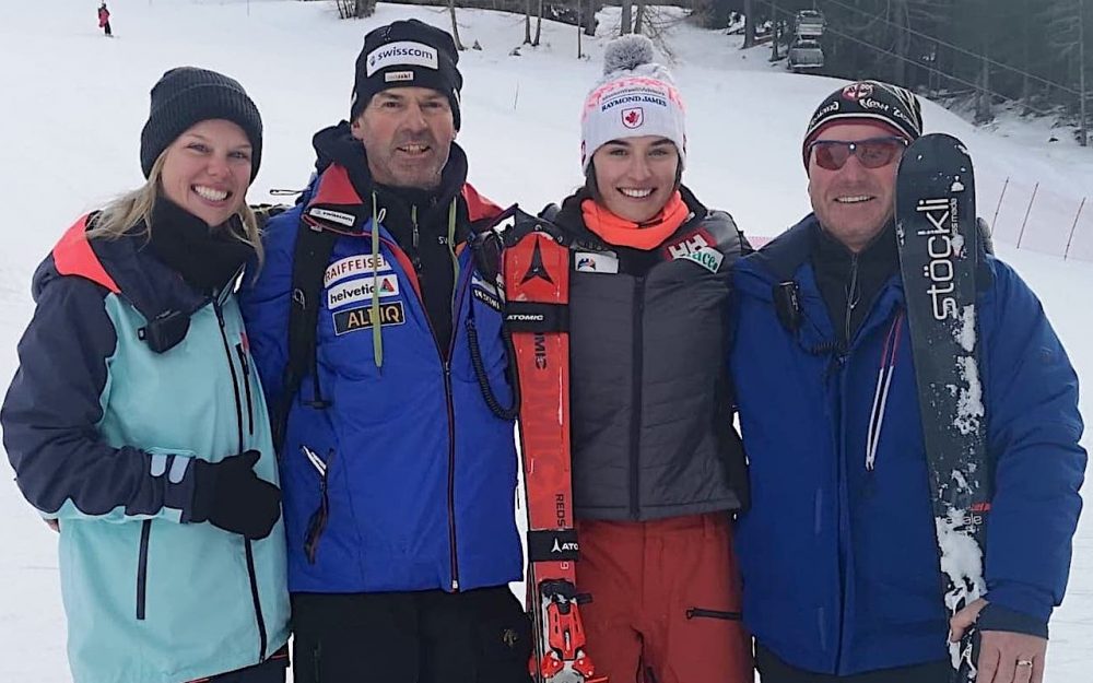 Ali Nullmeyer (Zweite von rechts) mit Meagan Brown (Physio), Ernest Amgarten (Servicemann) und Osi Inglin (Trainer). – Foto: zvg