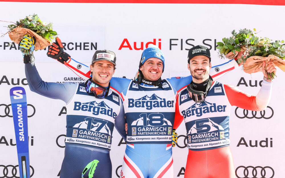 Nils Allegre (Mitte) gewinnt vor Guglielmo Bosca (links) und Loic Meillard sein erstes Weltcup-Rennen. – Foto: GEPA pictures