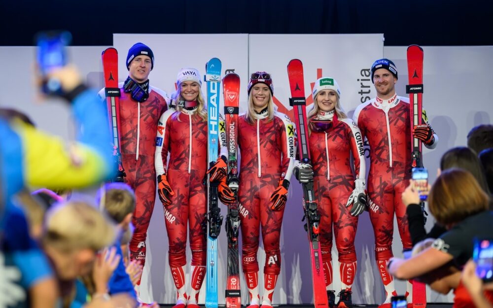 Raphael Haaser, Ariane Rädler, Katharina Liensberger, Elina Stary und Fabio Gstrein (v.l.) auf dem Laufsteg. – Foto: GEPA pictures