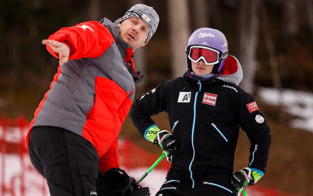 Roland Assinger, hier im Gespräch mit Anna Veith, wird künftig am Sportgymnasium Davos tätig sein. – Foto: GEPA pictures