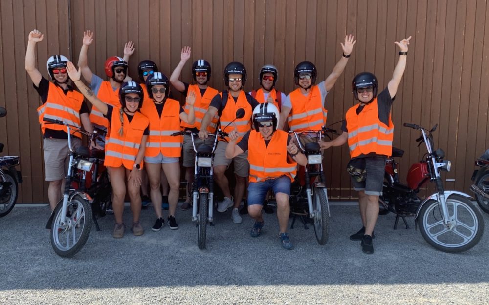 Eine „Töffli-Gang“ auf grosser Fahrt Eine „Töffli-Gang“ auf grosser Fahrt
