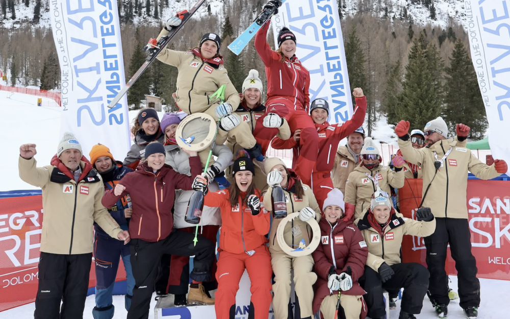 Das Team Austria ist dank Lisa Grill Emiliy Schöpf in Feierlaune. – Foto: zvg / Ski Austria