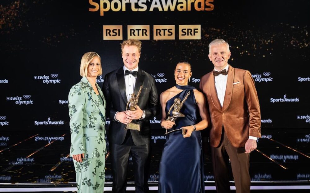 Moderatorin Fabienne Gyr, Marco Odermatt, Ditaji Kambundji und Rainer Maria Salzgeber (v.l.). – Fotos: SRF