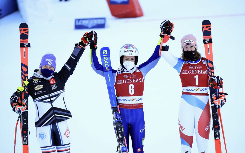 Tessa Worley (links), Marta Bassino (Mitte) und Michelle Gisin freuen sich über die Podestplätze von Kranjska Gora. – Foto: GEPA pictures