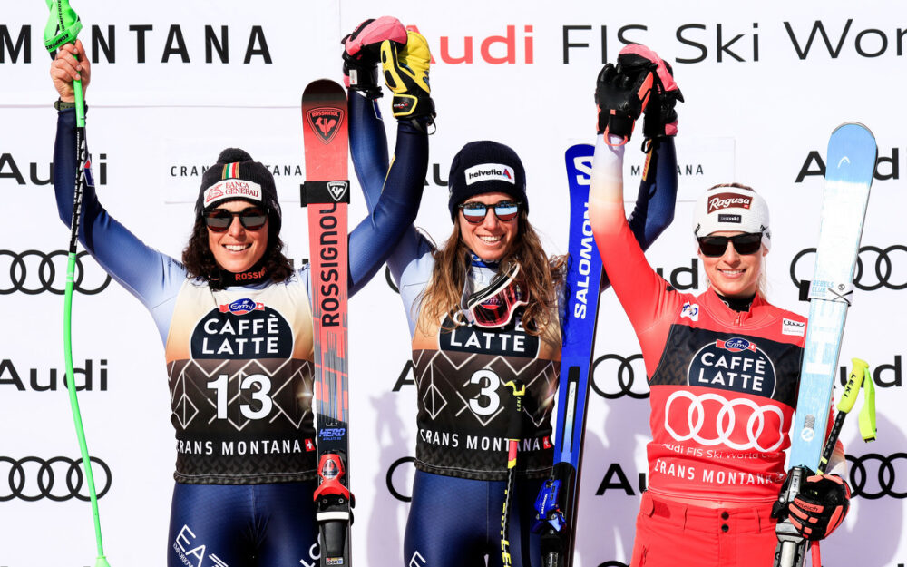 Marta Bassino (Mitte) kann sich mit Federica Brignone (links) und Lara Gut-Behrami freuen. – Foto: GEPA pictures