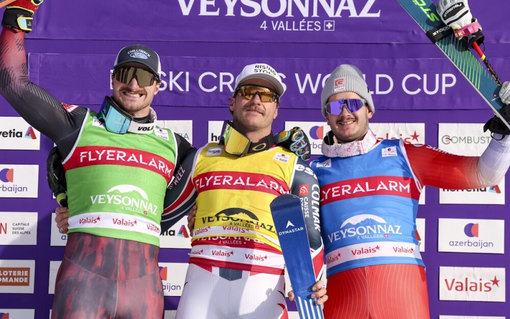 Tobias Baur (rechts) fährt beim Skicross-Weltcup in Veysonnaz auf das Podest. – Foto: GEPA pictures