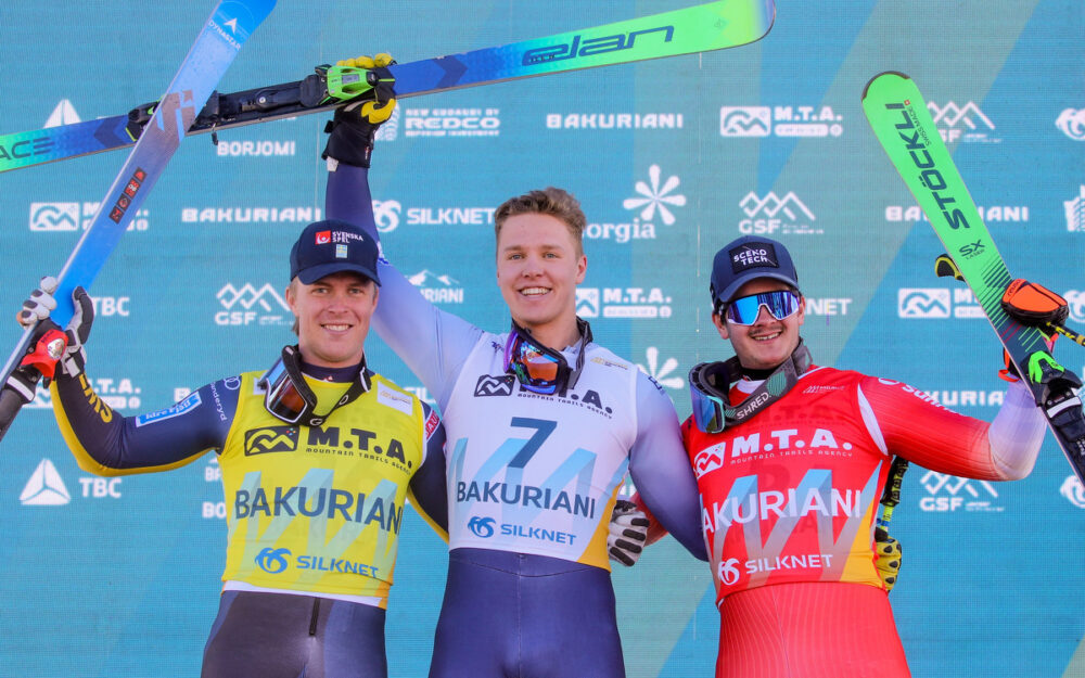 Tobias Baur (rechts) holt sich in Bakuriani den dritten Platz hinter Sieger Simone Deromedis (Mitte) und David Mobaerg. – Foto: GEPA pictures