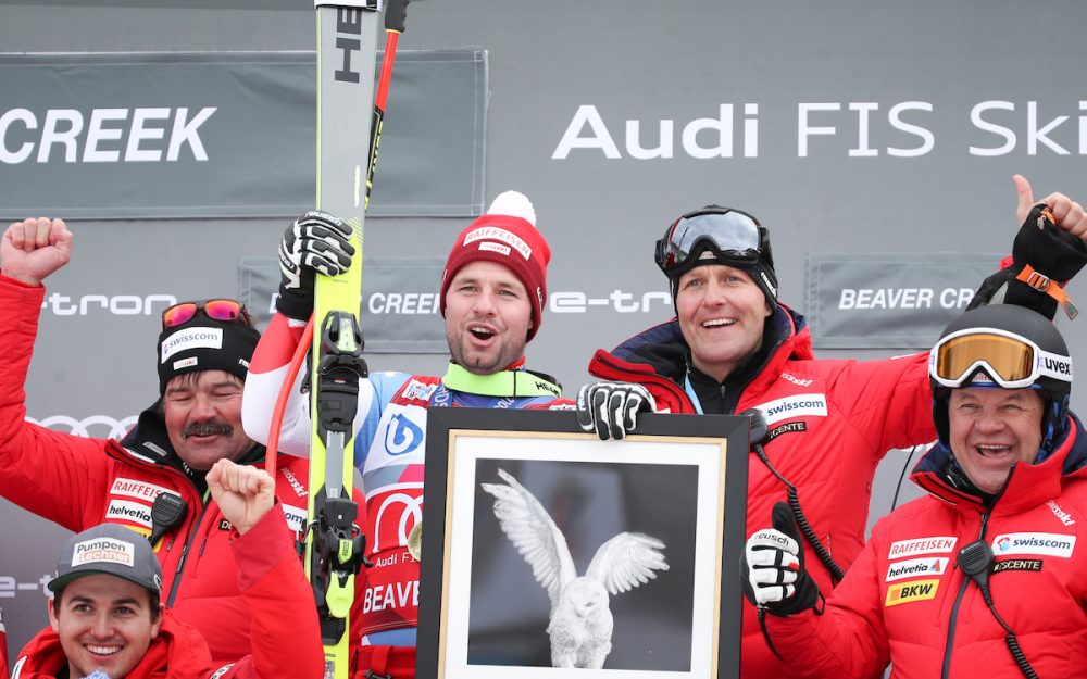 Beat Feuz und Teile des Swiss-Ski-Teams in Feierlaune. – Foto: GEPA pictures