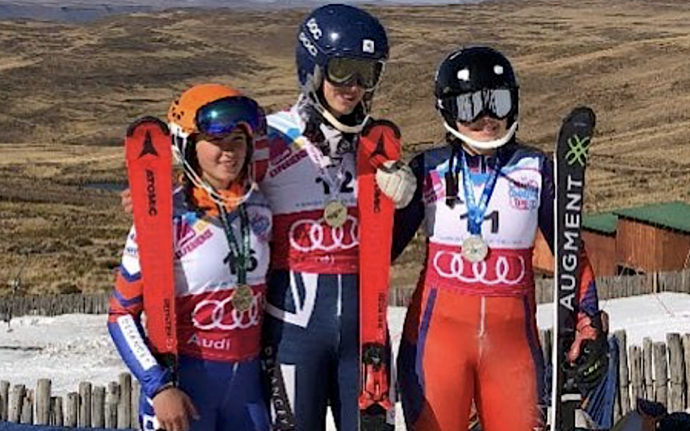 Die Piste in Tiffindell (Südafrika) ist fest in britischer Hand Reece Bell (Mitte) mit Disi Daniels (links) und Beatrice Goulet auf dem Podest. – Foto: Instagram/Reece Bell
