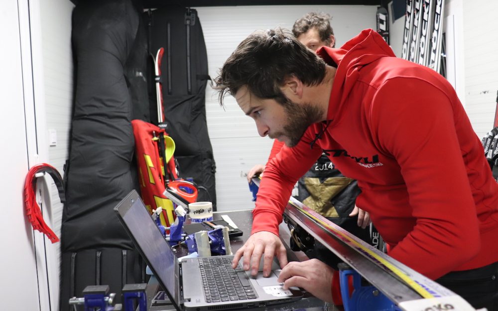 Beni Matti, Rennchef bei Stöckli, überprüft im Skikeller die auf der Piste gesammelten Daten. – Foto: peg