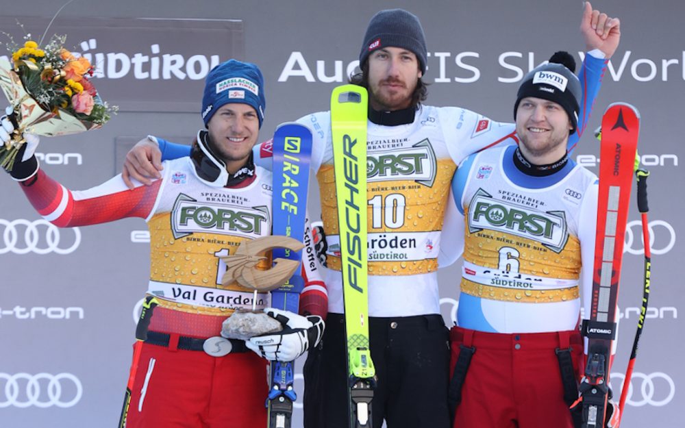 Otmar Striedinger, Bryce Bennett und Niels Hintermann bei der Siegerehrung. – Foto: GEPA pictures