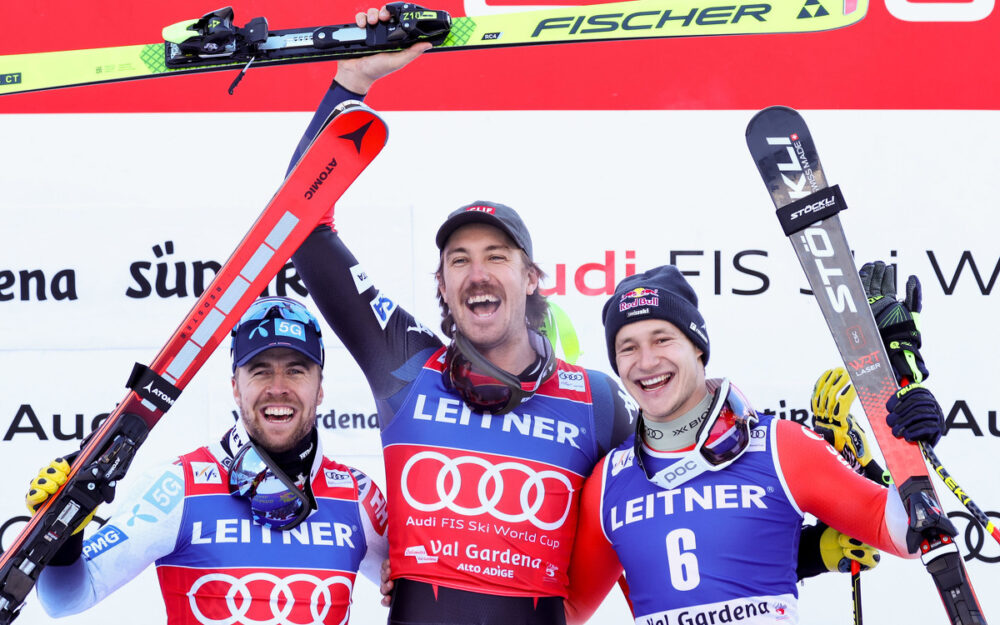  Aleksander Aamodt Kilde, Sieger Bryce Bennet und Marco Odermatt (v.l.) bei der Siegerehrung. – Foto: GEPA pictures