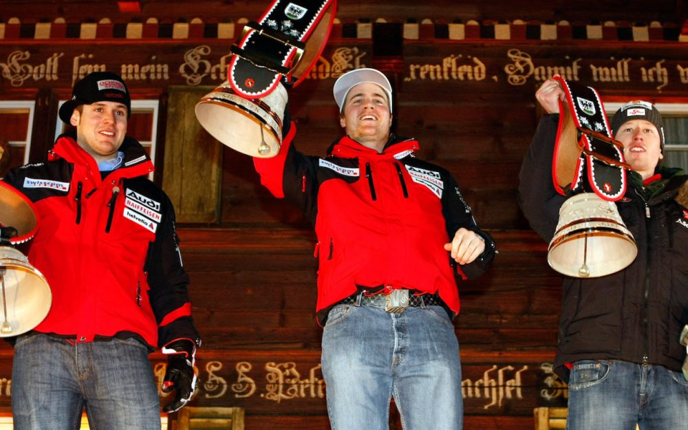Marc Berthod (Mitte) feiert seinen Sieg beim Riesenslalom von Adelboden. Zur Seite stehen ihm Daniel Albrecht (links) und Hannes Reichelt (rechts). – Foto: GEPA pictures