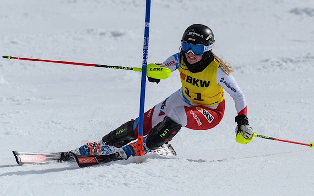 Bettina Schneeberger sagt mit einem Lächeln „ciao“ Bettina Schneeberger bei ihrem drittletzten Rennen, der Slalom-Schweizermeisterschaft in Meiringen. – Foto: rk-photography/Rosmarie Knutti