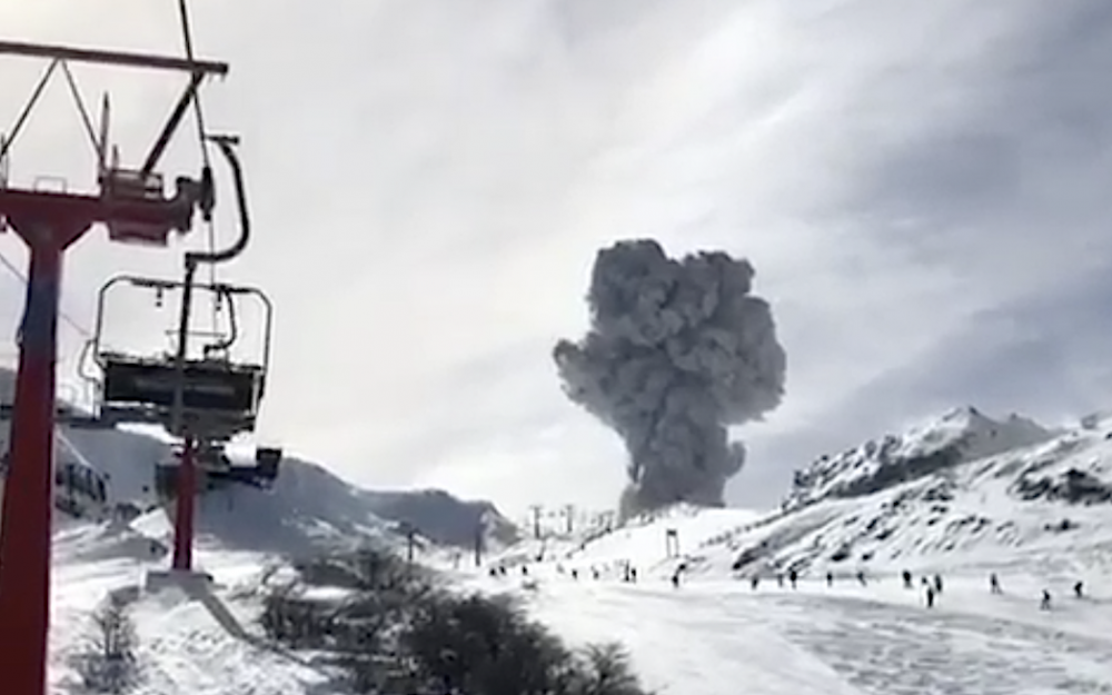 Aschewolke über dem Trainingsgebiet in Chile Spektakulärer Vulkanausbruch im Skigebiet Nevado de Chillan. – Foto: Screenshot