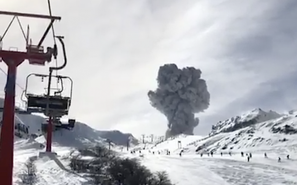 Spektakulärer Vulkanausbruch im Skigebiet Nevado de Chillan. – Foto: Screenshot