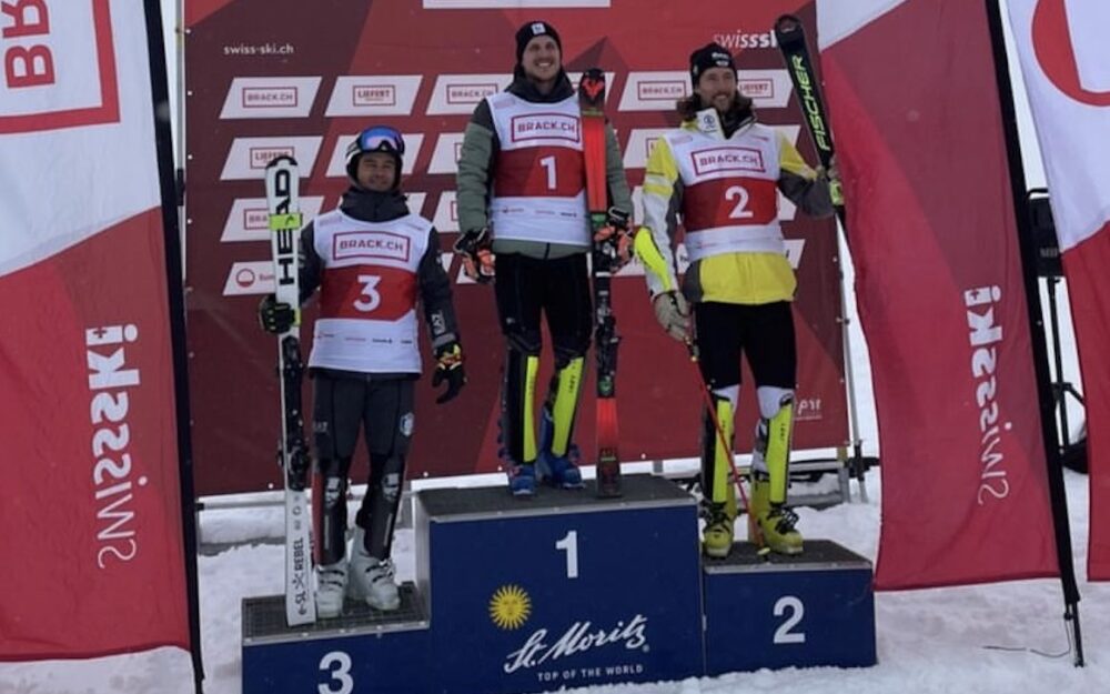 Miks Zvejnieks (Mitte) gewinnt den Slalom auf der Diavolezza.  – Foto: zvg