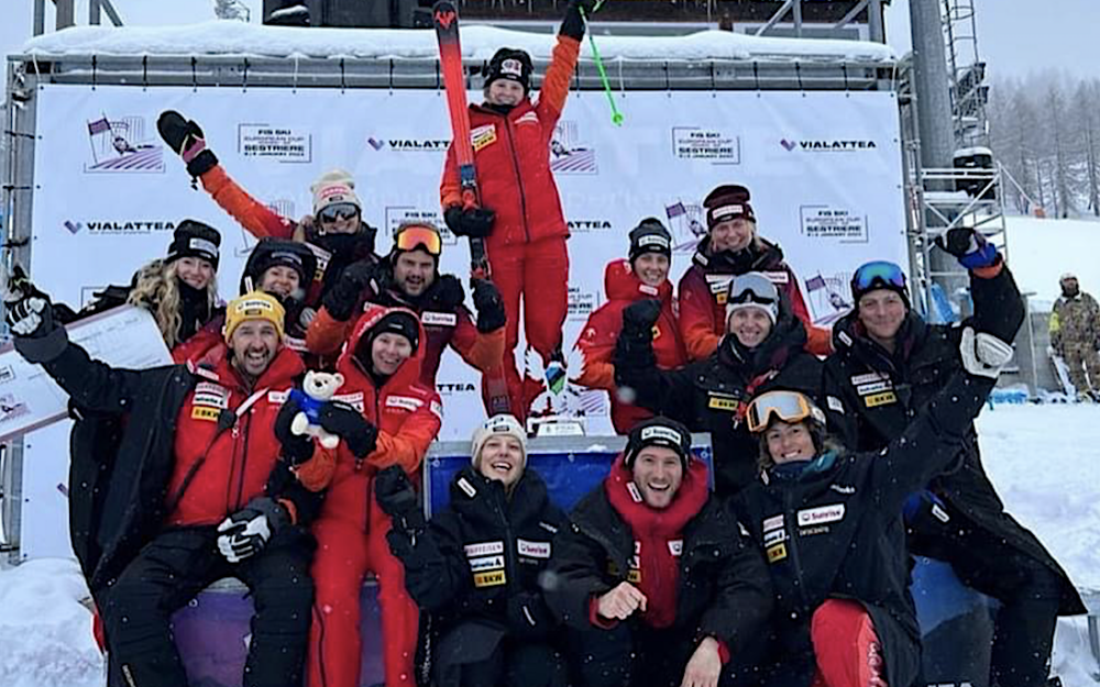 DAs Schweizer Team feiert Stefanie Grob und ihren 2. Platz. – Foto: zvg / Swiss Ski