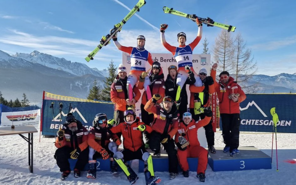 EC: Dritter Europacup-Sieg für Fadri Janutin Fadri Janutin (Sieger) und Noel von Grünigen (3. Platz) lassen sich vom Team feiern. – Foto: zvg