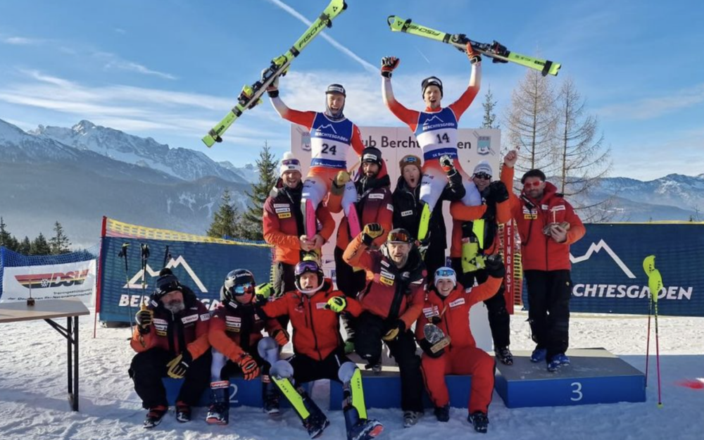 Fadri Janutin (Sieger) und Noel von Grünigen (3. Platz) lassen sich vom Team feiern. – Foto: zvg